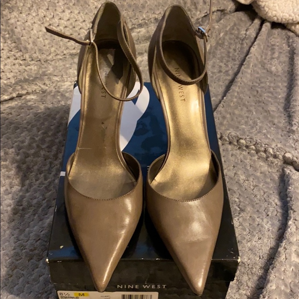 Nine West 8.5 M Grey Pointy Toe Heels